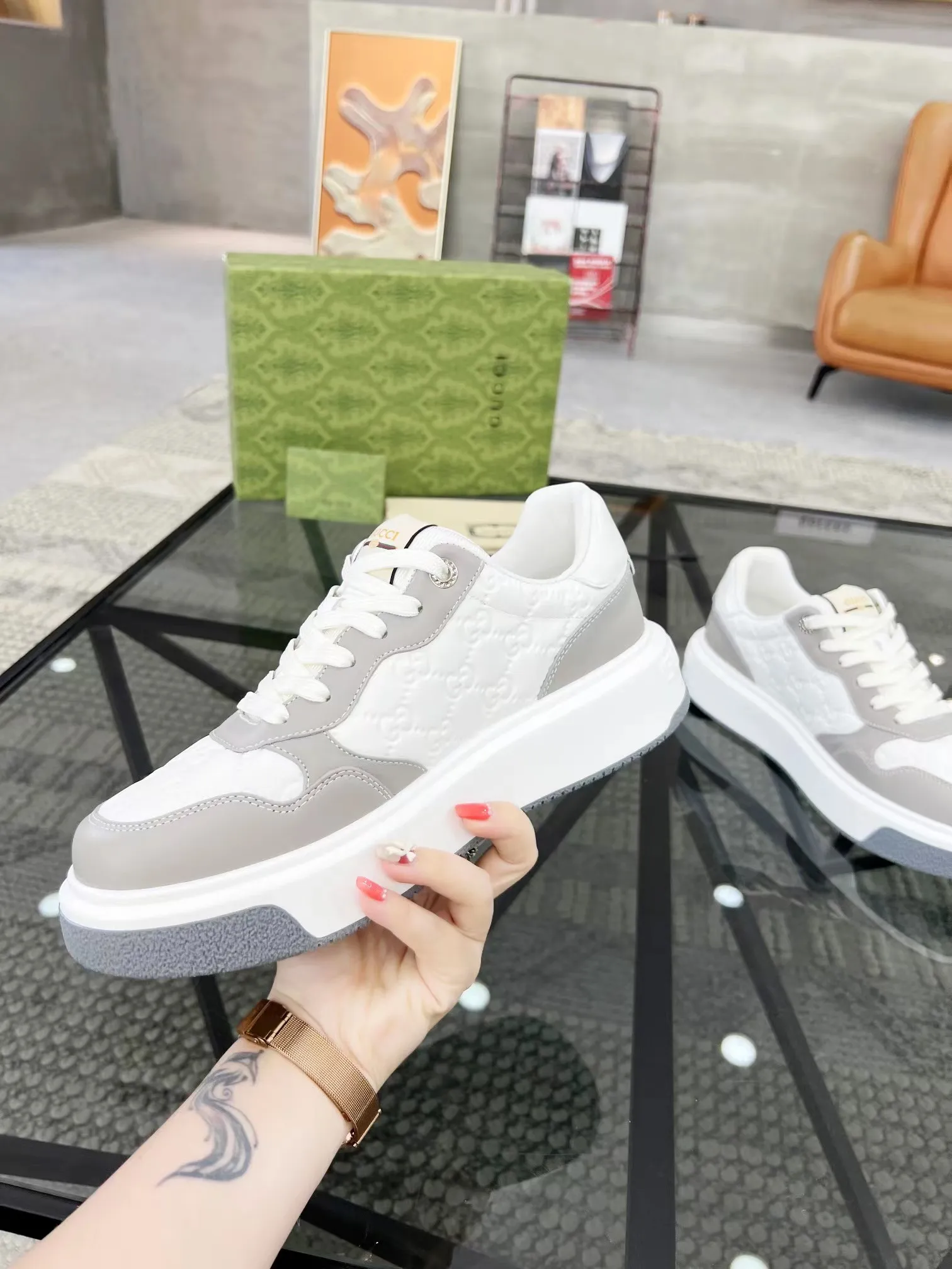 P440 new men's shoes GUCCI [Lightning] latest shoes are shipped. Original quality, fashionable, made of special materials, sheepskin lining, brand new packaging. The foot feels super comfortable and the workmanship is impeccable. Size: Male 38-45.